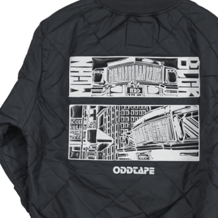  タグ縫い付け (フロント左胸) / 刺繍 (バック上部絵柄・バック下部ロゴ) バック上部絵柄：刺繍サイズアップ / アップリケ刺繍 PU レザーシート /
アップリケ刺繍サイズアップ