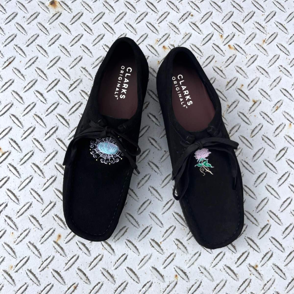 CORNER PRINTING | CLARKS クラークス Wallabee (品番CLA-EMB)