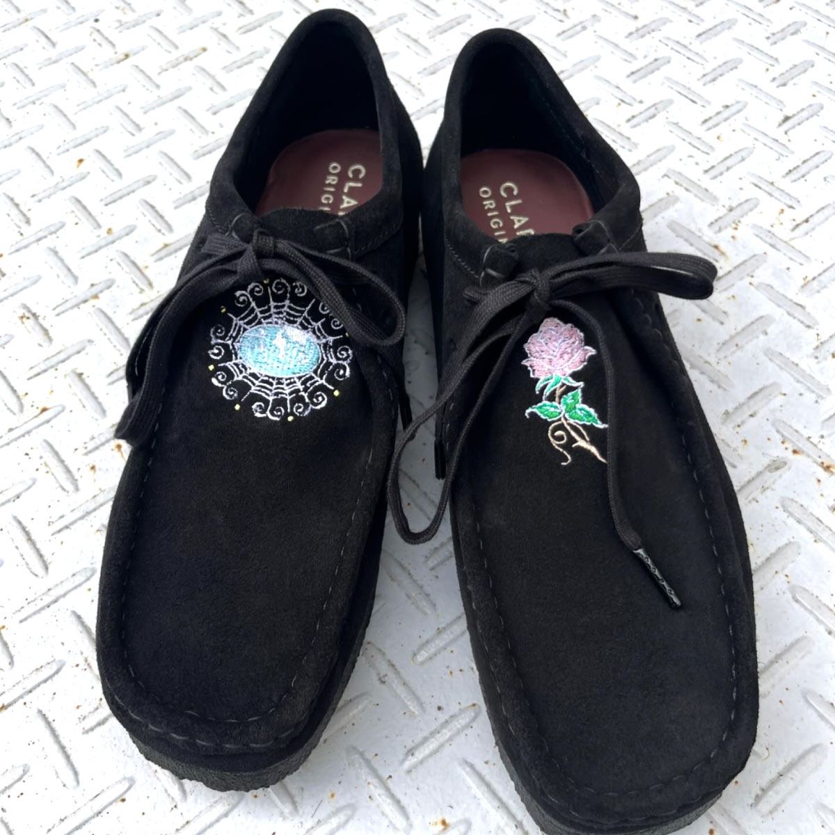 CORNER PRINTING | CLARKS クラークス Wallabee (品番CLA-EMB)