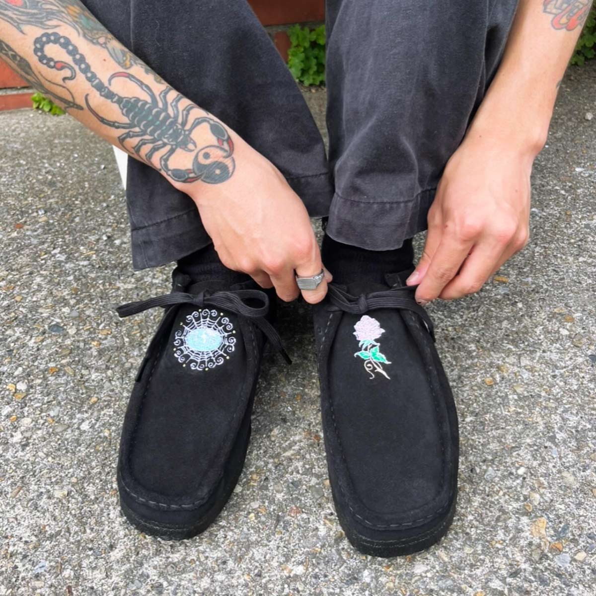 CORNER PRINTING | CLARKS クラークス Wallabee (品番CLA-EMB)