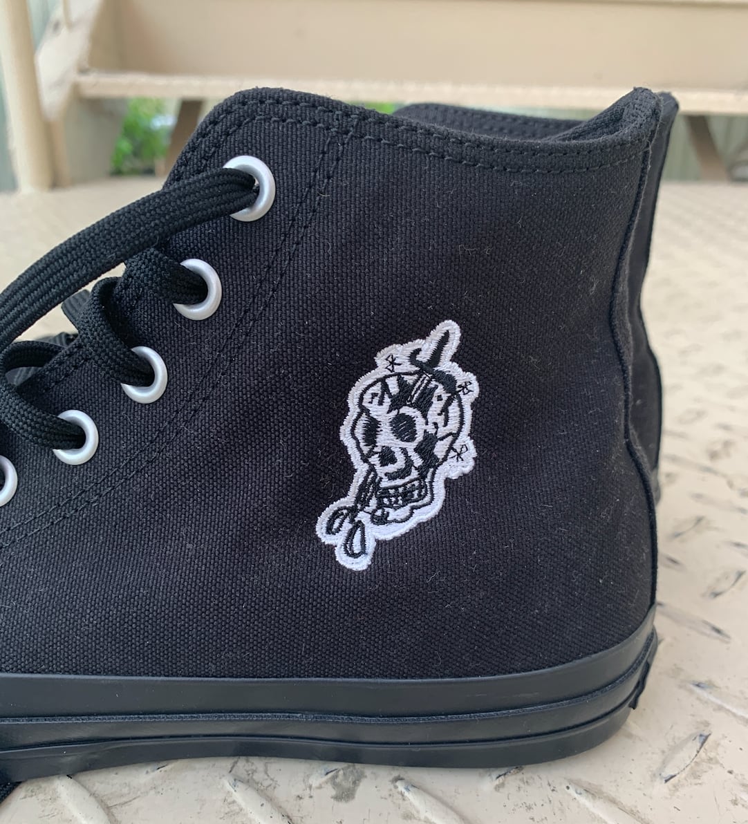 コンバース“デイジー刺繍”の「オールスター」スニーカー、ハトメ